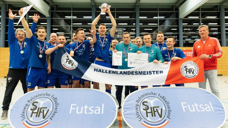 So sehen Sieger aus: Der TuS Rotenhof verteidigt seinen Titel bei der Futsal-Landesmeisterschaft.