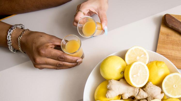 Shot-Gläser mit Ingwer-Zitronen-Schale