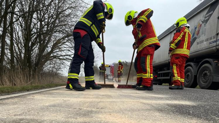 Eine etwa 25 Meter lange Ölspur musste auf der B104 von der Feuerwehr beseitigt werden.