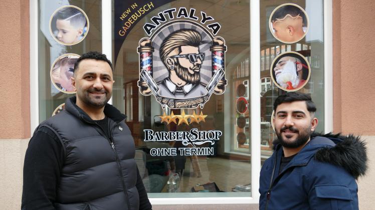 Barbiermeister Mohammed Ahmed (rechts) lernte sein Handwerk von seinem Onkel Ahmed Ahmed.