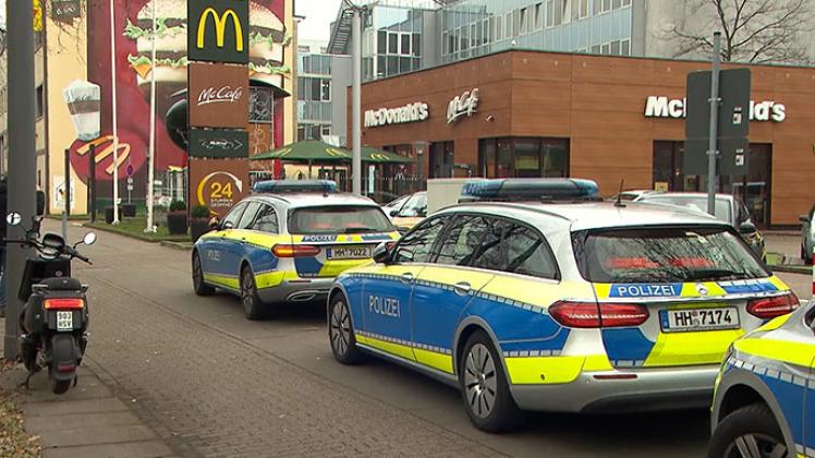 In der McDonalds-Filiale in der Eiffestraße hat einen Mann seinen Chef offenbar hinterrücks mit einem Messer attackiert.