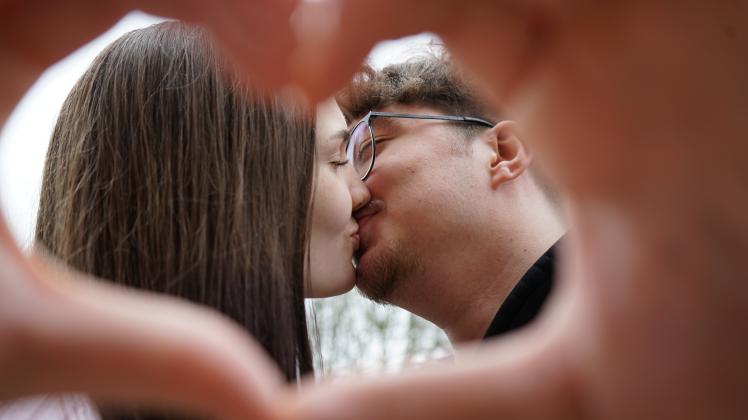Chantal Peters (18) aus Ehndorf und Oliver Verges (19) aus Neumünster sind seit über einem Jahr unzertrennlich und verliebt. Zum Valentinstag wollen die beiden romantisch Essen gehen.