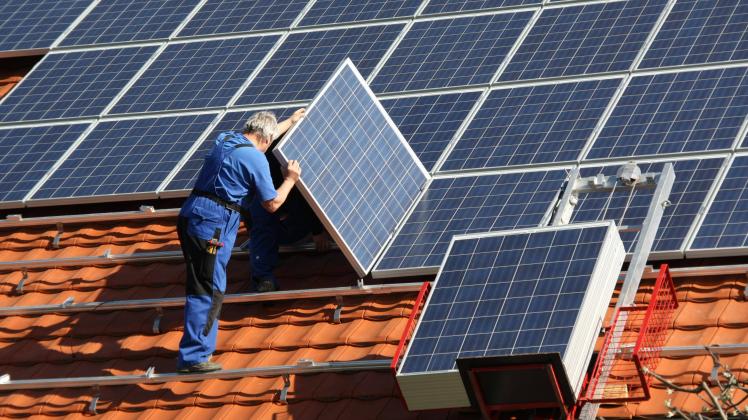 workman is mounting solar panel model released Symbolfoto property released PUBLICATIONxINxGERxSUIxA