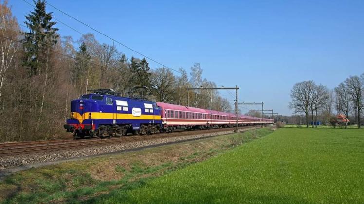 Eine Sonderfahrt von Bremen über das Emsland nach Amsterdam mit der historischen Diesellock bietet der Verein IG Schienenverkehr Ostfriesland am 1. April an.