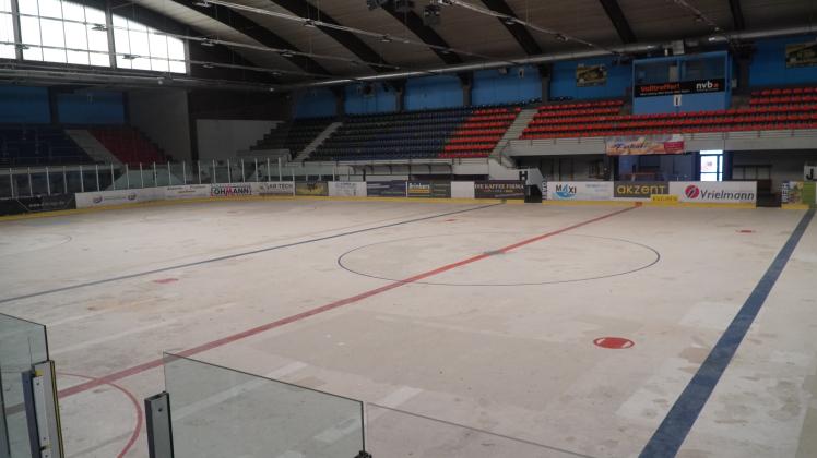 Betonboden statt Eislauffläche. Die gesperrte Nordhorner Eissporthalle wirkt verwaist.