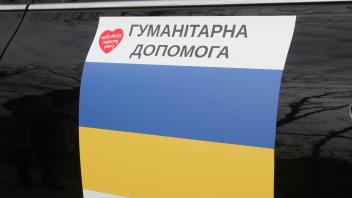 Aufkleber in den Farben der ukrainischen Flagge auf einem Fahrzeug der privaten Hilfsorganisation Humanitäre Hilfe Nord mit Sitz in Klanxbüll, die im Zuge des Ukraine-Kriegs im Frühjahr 2022 gegründet wurde.