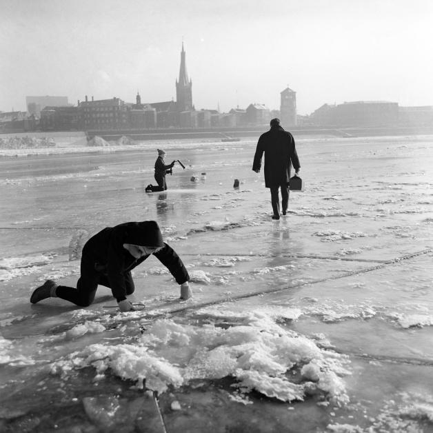 Anfang 1963 war es - trotz Mauer und Stacheldraht - in ganz Deutschland eiskalt. Auch der Rhein in Düsseldorf fror zu.
