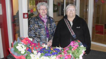 Awo-Vorsitzende Hannelore Kelsch (rechts) und Vorstandsmitglied Lisa Deter verschenkten zum Valentinstag Primeln in Glückstädter Seniorenheimen.