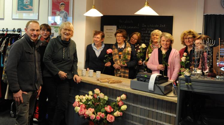 Mit Valentinsrosen überraschten die Fairtrade-Gruppe Ankum (links) Mitarbeiterinnen und Kunden im DRK-Shop.