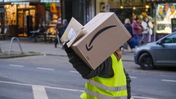 Düsseldorf 20.01.2022 Paket Pakete Paketwagen Postpaketwagen Paketzusteller Amazon Retouren Retoure CO2 Online shoppen