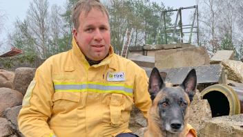 Mit seinem Rettungshund Apple ist Lars Prößler vom Erdbebeneinsatz in der Türkei nach Lemwerder zurückgekehrt.