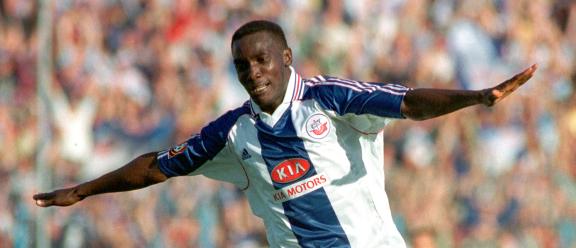 Bundesliga-Heimsieg im alten Ostseestadion - hier freut sich Victor Agali über seinen Treffer gegen Kaiserslautern im August 1999.Hansa siegte mit 4:2Foto: Georg Scharnweber auf Farbfilm Bundesliga-Heimsieg im alten Ostseestadion - hier freut sich Victor Agali über seinen Treffer gegen Kaiserslautern im August 1999.Hansa siegte mit 4:2Foto: Georg Scharnweber auf Farbfilm