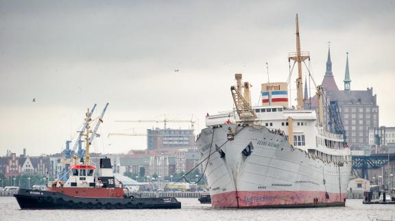Mai 2013 - Abschied von der „Georg Büchner”: das ehemalige Ausbildungsschiff wird von drei Schleppern vom Stadthafen auf die Ostsee bugsiert. Die ehemalige „Charlesville” soll vermutlich in Klaipeda verschrottet werden.Der Untergang der Büchner war Thema für regionale und überregionale Medien... Foto: Georg Scharnweber Mai 2013 - Abschied von der „Georg Büchner”: das ehemalige Ausbildungsschiff wird von drei Schleppern vom Stadthafen auf die Ostsee bugsiert. Die ehemalige „Charlesville” soll vermutlich in Klaipeda verschrottet werden.Der Untergang der Büchner war Thema für regionale und überregionale Medien... Foto: Georg Scharnweber
