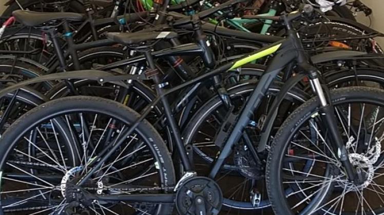 Bei der Razzia wurden zahlreiche gestohlene Fahrräder sichergestellt.