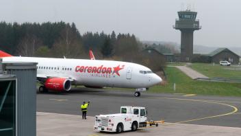 Abheben vom Flugplatz in Laage. Eine Maschine vom Typ Boing 737 der türkischen Fluggesellschaft Corendon startet mit Fluggästen aus dem winterlichen Mecklenburg-Vorpommern in die Türkei. Nach kurzem Zwischenstopp in Erfurt geht die Reise weiter nach Antalya. Nach  zwei mageren Coronajahren spricht der Betreiber des Flughafens, die Zeitfracht Gruppe,  von einer Verdreifachung der Passagierzahlen. Unternehmenssprecher Heinz-Joachim Schöttges: „In diesem Jahr werden wir voraussichtlich knapp 60000 Passagiere gezählt werden.“ Bis Jahresende rechnet das Unternehmen allein am Standort Rostock-Laage mit 31000 Passagieren. Aktuell starten die Maschinen ausschließlich in Richtung Türkei. Daran werde  sich voraussichtlich auch im kommenden Jahr nichts ändern, so Schöttges weiter. Bis zum Jahreswechsel hebt jeweils donnerstags ein Passagierflugzeug nach Antalya ab als auch weitere Privatflugzeuge.07.12.2022 Foto 