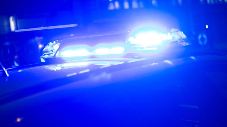 Polizeieinsatz ( Symbolbild ) Polizeiwagen mit Blaulicht im Einsatz in Augsburg. -- Police car with bluelight in operati