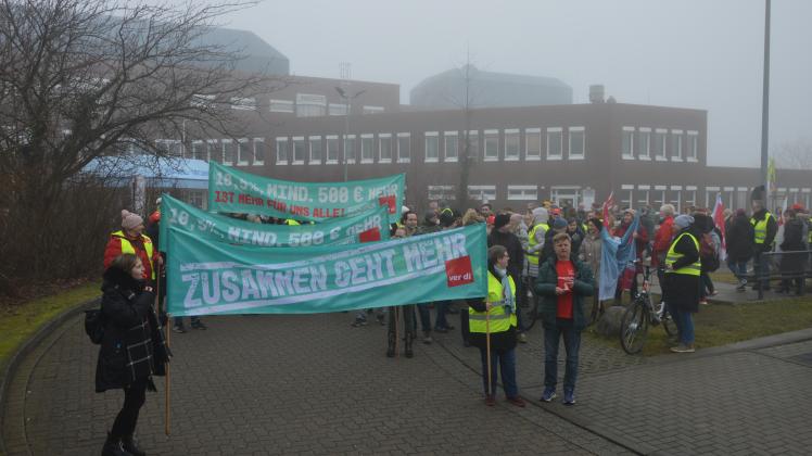 Beschäftigte der beiden Regio-Klinik-Standorte Elmshorn und Pinneberg streiken am Mittwoch, 15. Februar in Elmshorn.
