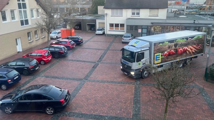 Ein Verkehrsbild, das es erst einmal weiter Auf dem Thie in Georgsmarienhütte geben wird: Lkw, die nach der Anlieferung bei Gartmann über den Thieplatz abfahren.