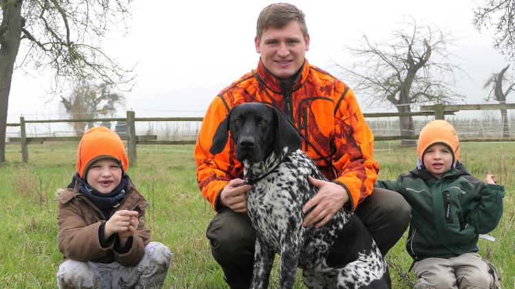 Deutsch Kurzhaar Varius ist nicht nur ein guter Jagdhund, sondern auch ein idealer Familienhund für Christopher Mönter und seine Söhne Julian (l.) und Felix.