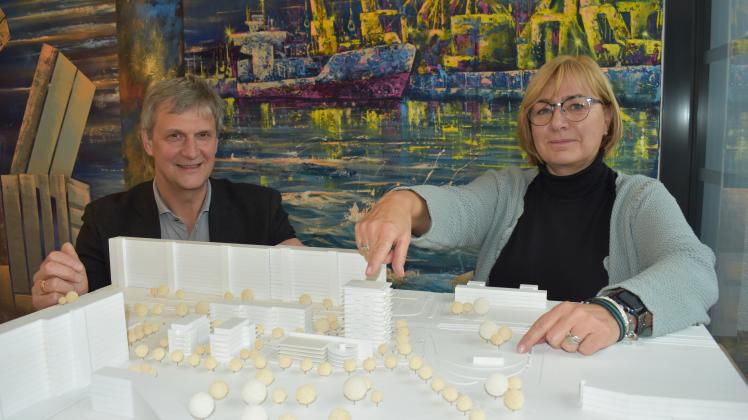 Der Brecht-Park in Evershagen ist das größte zusammenhängende Neubau-Projekt der Wohnungsgenossenschaft Schiffahrt-Hafen: Ines Dietrich und Roland Blank vom Vorstand wollen das Projekt 2025 fertig haben. 
