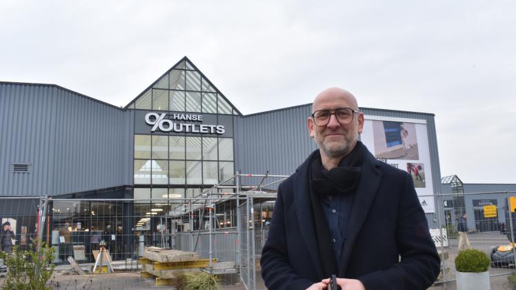 Center-Manager Christian Eck freut sich bis Mitte Mai in den Kunden der Hanse Outlets in Broderstorf bei Rostock das doppelte an Geschäften anbieten zu können.