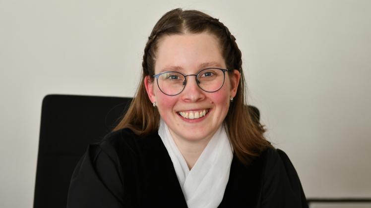 Wenn sie ihre Robe anlegt und den Sitzungssaal im Amtsgericht Bersenbrück betritt, hat Johanna Keuter eine große Verantwortung. 