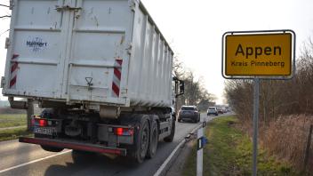 Stau an der Hauptstraße in Appen