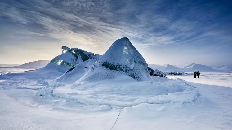  Eiskolosse im Schnee: Um solche Fotos zu machen, waren Volker Janke und seine Begleiter lange mit dem Motorschlitten unterwegs.                              