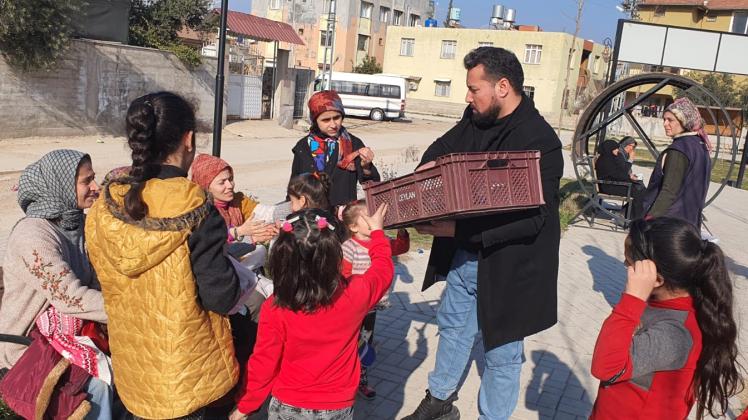 Mohammad Jarjanazi aus Schwerin verteilt nach dem Erdbeben im türkischen Reyhanlı Essenspakete.