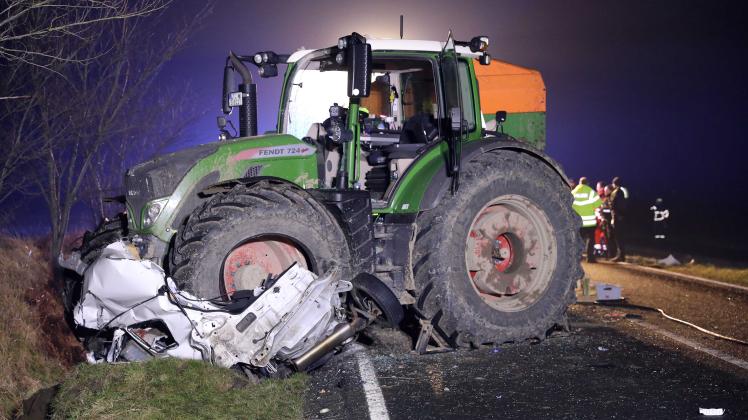 Bild des Schreckens nach Horror-Unfall bei Bentwisch: Kleinwagen nach frontaler Traktor-Kollision zerdrückt – mindestens ein Toter