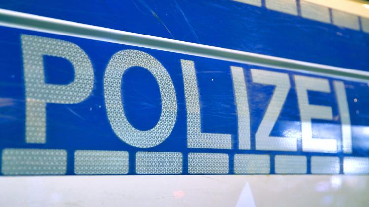 Düsseldorf, 20.01.2023, Symbolfoto Schriftzug in Nahaufnahme auf einem Einsatzwagen der Polizei NRW Deutschland *** Dues