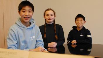 Zixuan Jonas Zhou (12), Mara Siefert (13) und Huaian Ethan Zhou fahren für den Kreis Nordfriesland zur Landesmeisterschaft von Jugend Musiziert.