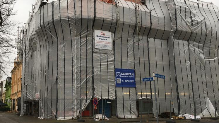 Noch hüllt sich das große Wohn- und Geschäftshaus an der Ecke von Bahn- und Karl-Marx-Straße, das vielen Wittenbergern als Henning Neue Ecke bekannt ist, in Schutzverkleidung. Das soll sich in einigen Wochen ändern.