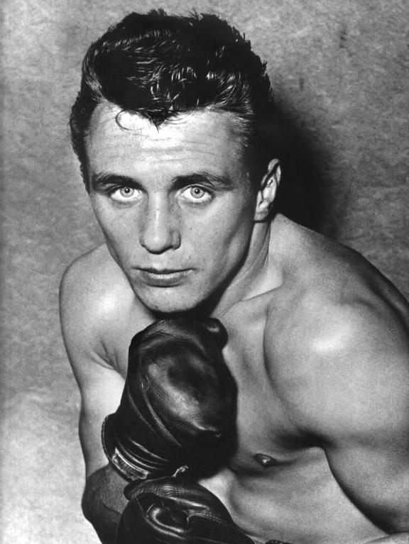 Die ehemalige Box-Legende Gustav ‘Bubi’ Scholz erkrankte an Alzheimer und verstarb im Alter von 70 Jahren im Jahr 2000. Zuvor hatte der Boxer bereits einige Schlaganfälle überstanden. Bubi Scholz gestorben