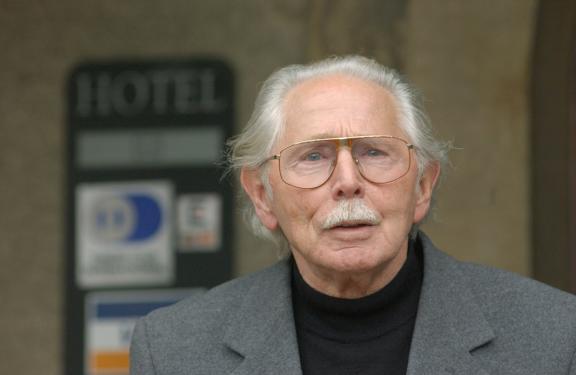 Fred Delmare spielte in mehr als 200 Filmen mit und war einer der erfolgreichsten DDR-Schauspieler. So spielte er in „Jeder stirbt für sich allein“ und in der Serie „In aller Freundschaft“ mit. Delmare litt an Alzheimer und verstarb im Jahr 2009. Schauspieler Fred Delmare wird 85