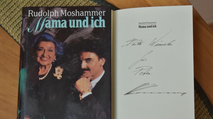 Auf sein signiertes Buch von von Modedesigner Rudolph Moshammer isst NNN-Sportredakteur Peter Richter heute noch stolz.