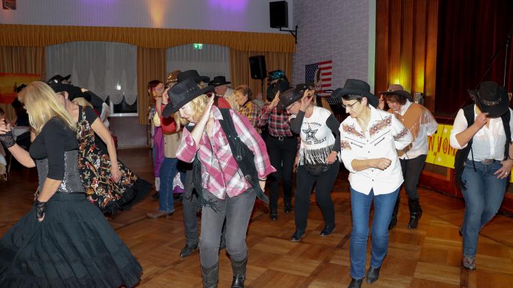 Line Dance Freunde Lotte zeigen, wie es geht: jeder für sich und alle gemeinsam.