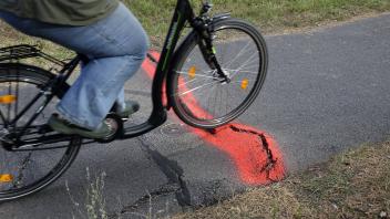 kaputter Radweg kaputter Radweg, 03.10.2020, Borkheide, Brandenburg, Ein kaputter Radweg wurde mit roter Farbe markiert.