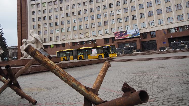 Der Gelenkbus der Aktion "Wärmebusse für die Ukraine" ist vor dem Rathaus der Stadt Iwano-Frankiwsk vorgefahren. 
