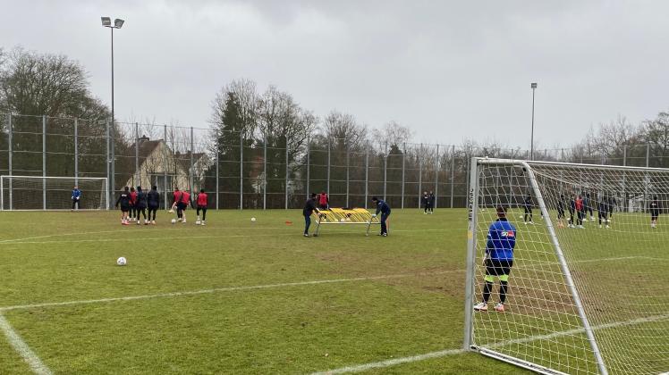 Fußball, 3. Liga, VfL Osnabrück, Training am Freitag, 17. Februar, Martin Heck und Marcel Höttecke richten die Freistoßdummies wieder auf, die vom Wind umgeweht worden waren