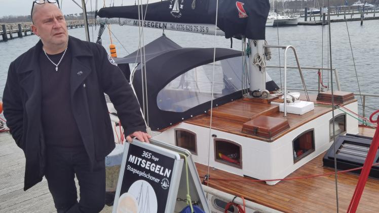 Ernst-Sebastian Drude aus Rostock ist Kapitän der „Jolly Roger“, die in Hohe Düne lebt. Auch wegen der Bordwachen verlässt er sein Schiff selten. 