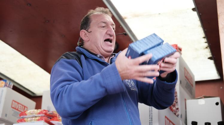 Der nur „Nudel-Kiri“ genannte Verkäufer vertreibt bis Sonntag Nudeln auf dem Neuen Markt. 