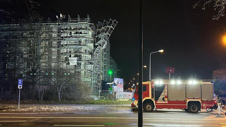 Sturmtief Ulf fegt über Meck-Pomm: Zahlreiche Einsätze für Feuerwehr und Polizei – Baugerüst in bedrohlicher Schieflage 