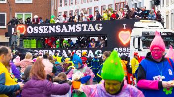 Ossensamstag 2023 in Bildern: Über 1000 Teilnehmer beim Karnevalsumzug ***Stichworte*** Ossensamstag, Karneval, Osnabrück