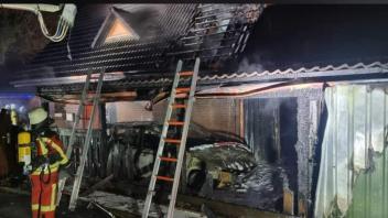 In der Nacht zu Sonntag brannten zwei Carports an den Auwiesen. Hier griff das Feuer auf das Wohnhaus über, das jetzt unbewohnbar ist.