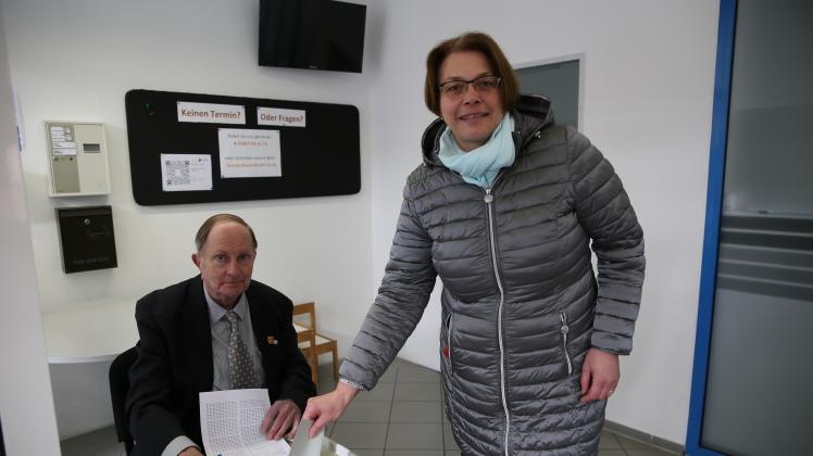 Rita Brückner Bürgermeisterwahl 2023 Wahllokal 1, Kathrin Haese wählt.