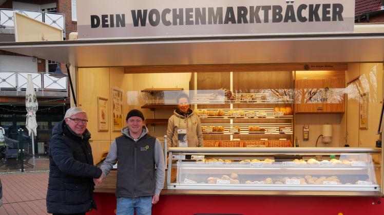 Marktleiter Hubert Börger begrüßt Josef Knuf (v.l.) von der Bäckerei Knuf aus Voltlage auf dem Speller Wochenmarkt.