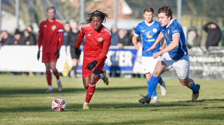 Brian Petnga (links, hier im Derby gegen Benno Johannes Dietze von Hansas U23) traf für den Rostocker FC gegen den CFC Hertha 06 aus 16 Metern Torentfernung zum 3:0.