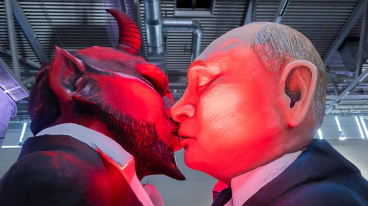 Putin küsst den Teufel im Kölner Rosenmontagszug