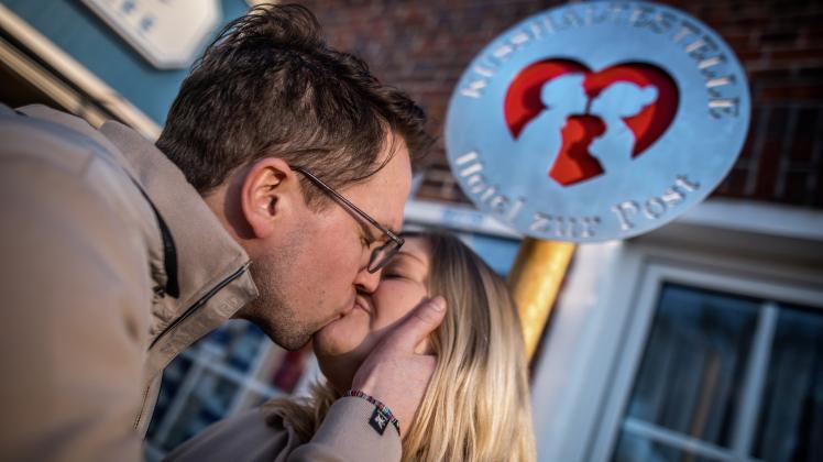 Henning Wagner kann seine Frau Heike jetzt auch unter einer eigenen Kusshaltestelle am „Hotel zur Post“ küssen.